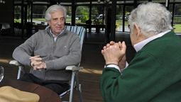 altText(Mujica se reunió con Vázquez para hablar sobre la campaña del FA)}