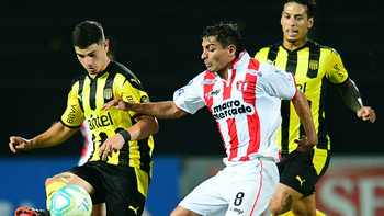 Peñarol le ganó a River con chispazos de buen fútbol