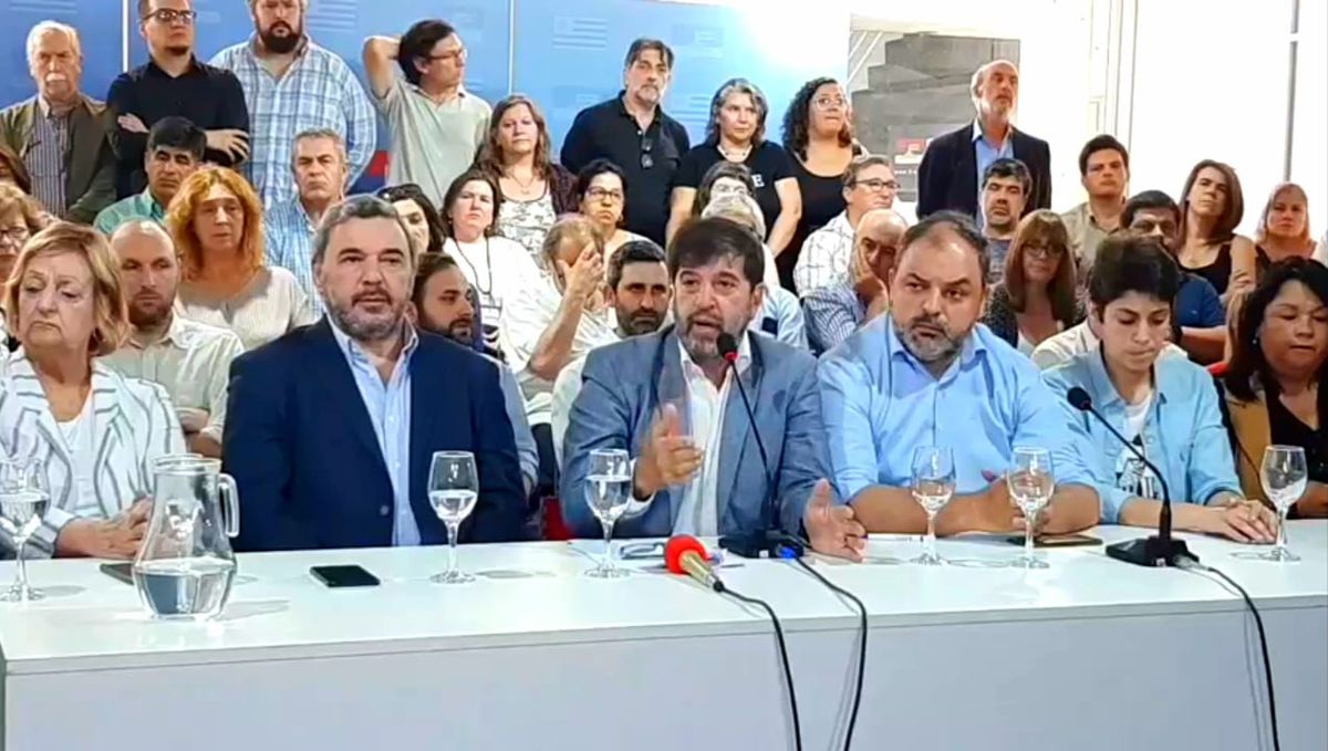 Fernando Pereira y senadores del Frente Amplio en conferencia de prensa.
