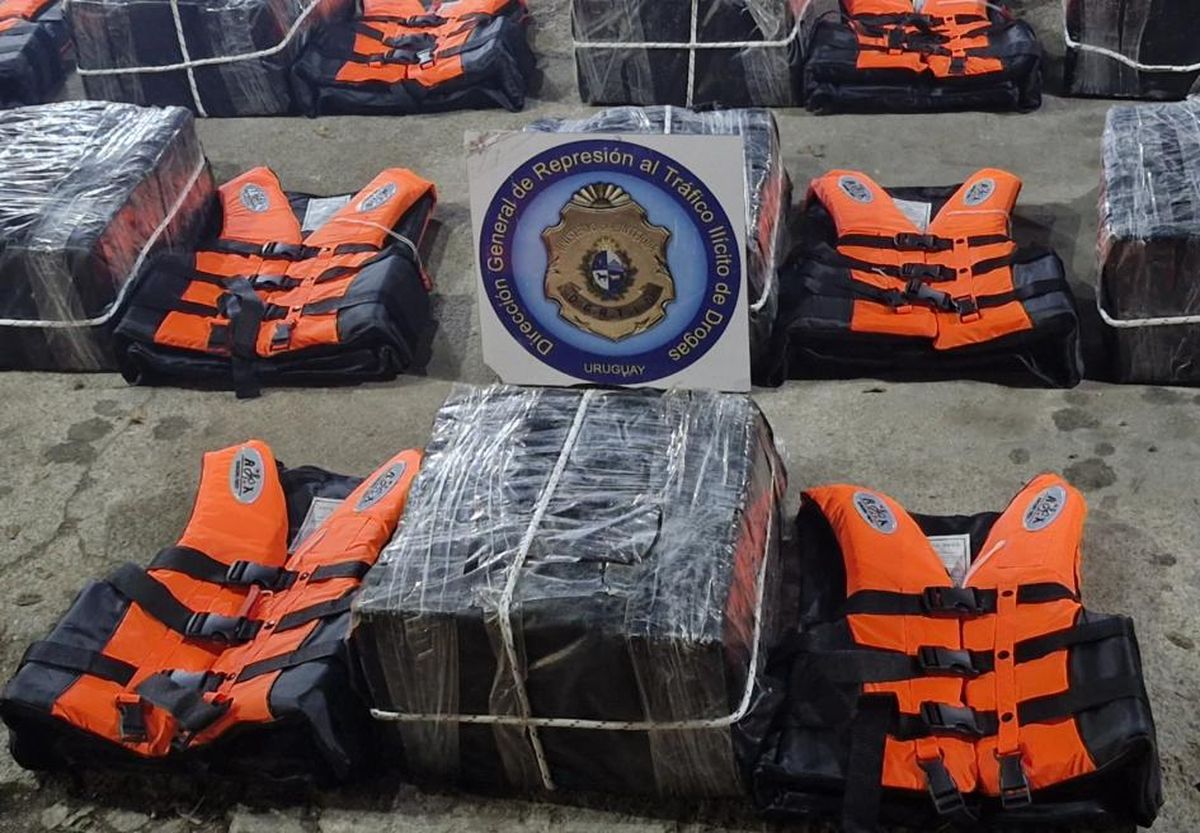 Paquetes herméticos de cocaína hallados en una embarcación pesquera.