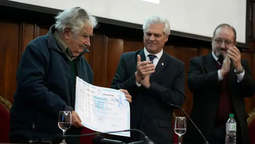 altText(Mujica recibió el honoris causa de Córdoba)}