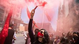 altText(Sutiga para y se moviliza por trabajo y salario)}