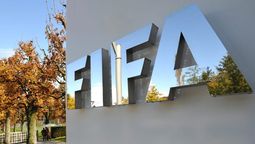 altText(FIFA permitirá suspender contratos a deportistas extranjeros de Rusia y Ucrania)}
