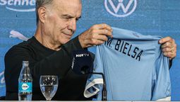 altText(Las cinco frases destacadas de Bielsa en su presentación como DT de Uruguay)}