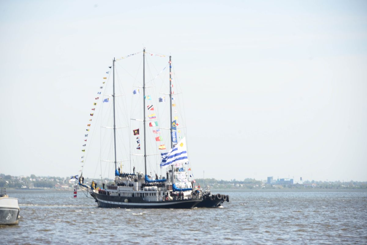 Buque Escuela Capitán Miranda llegando al puerto de Montevideo.