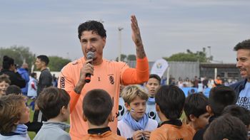 La selección uruguaya se despidió de la gente en Pando junto a 600 niños