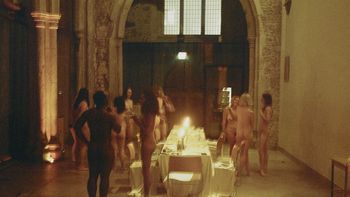 ¿Vamos a cenar desnudos con Charlie Ann?