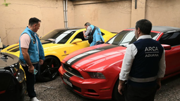 Dos de los autos decomisados.