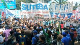 altText(Movimientos sociales en Argentina marchan contra el hambre y los tarifazos)}