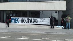 altText(Estudiantes ocuparon el MEC y ya fueron desalojados)}