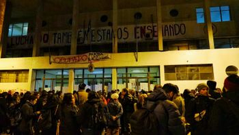 Una tensa vigilia nocturna en los centros estudiantiles por el posible desalojo.