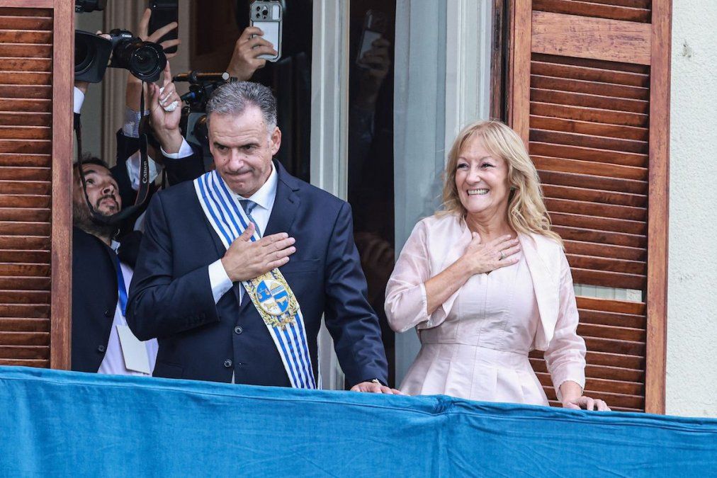 Orsi y Cosse saludan al pueblo uruguayo que rodeó la Plaza Independencia