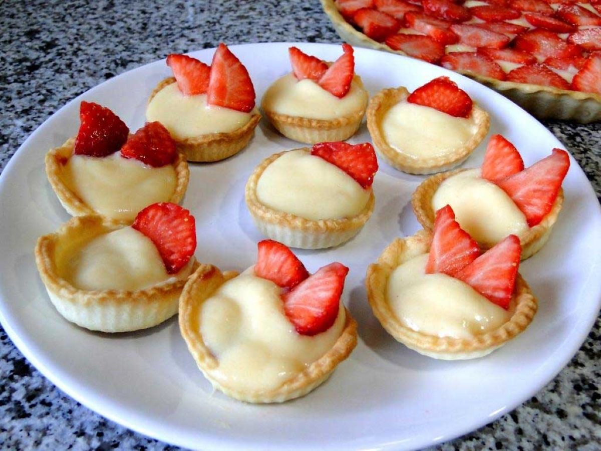 Tartaletas de crema pastelera y frutillas