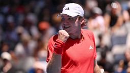 altText(Australian Open: batacazo y eliminación de Tsitsipas)}