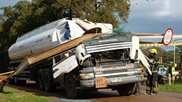 altText(Camionero de 38 años murió tras chocar contra una barrera en Nueva Palmira)}