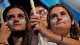 altText(Solitario militante blanco la emprendió a patadas contra ómnibus de Daniel Martínez)}