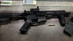 altText(Detienen a un adolescente de 14 años que caminaba con un fusil de asalto por Colón)}