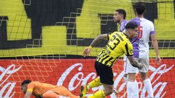 altText(Peñarol le ganó 2 a 0 a Fénix y lidera su grupo en el Intermedio)}