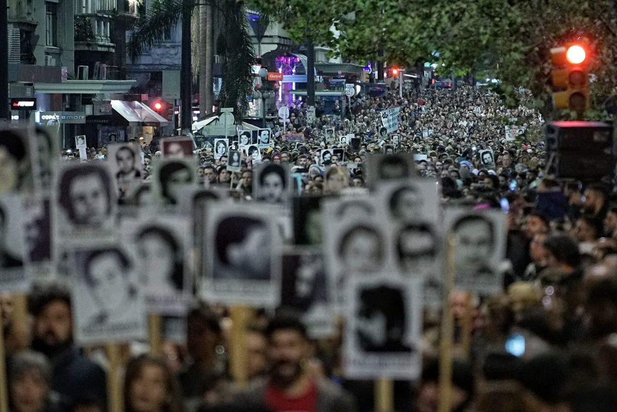 Marcha de Silencio: miles de uruguayos marcharon por 18 de julio preguntando: ¿Dónde están?. Fotos: Meri Parrado.