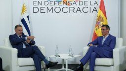 altText(Orsi y Sánchez refuerzan la relación bilateral tras cumbre por la democracia en Barcelona)}