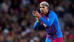 altText(Ronald Araújo renovó su contrato con Barcelona)}