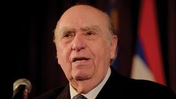 altText(Sanguinetti presentó la lista 2000 ante la Corte Electoral)}