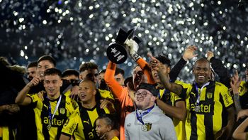 Peñarol levantando la copa del Apertura anoche en el Centenario.