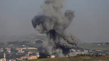 Se observa humo proveniente de un ataque israelí en el sur del Líbano, visto desde Marjayoun. La ONU da la voz de alarma tras 100 ataques en 24 horas contra el Líbano por parte de Israel. &nbsp;