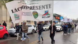 altText(Trabajadores lácteos manifestaron en Rivera y recibieron apoyo del intendente)}
