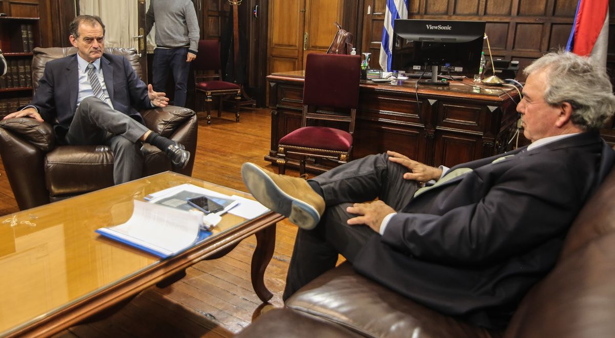 Ministro Luis A. Heber se reúne con el Senador Guido Manini Ríos.