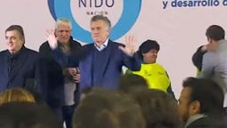 altText(A pesar de la crisis Macri bailó en un acto en Córdoba)}