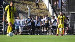 altText(Danubio sorprendió y le ganó a Peñarol)}