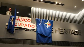 AEBU advierte consecuencias por decisión de los bancos.