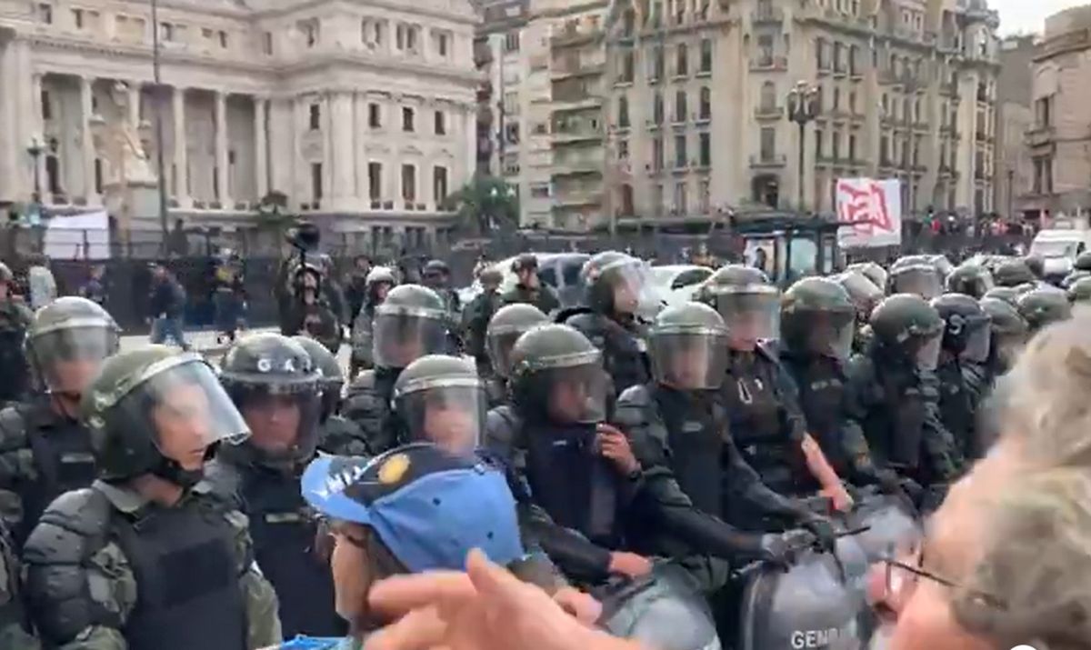 Polic&iacute;a frente al Congreso.
