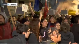 altText(Multitudinario rechazo a Robert Silva en el Cerro)}