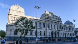 altText(Academica Andrea Díaz defiende su accionar en los Premios Nacionales de Literatura)}