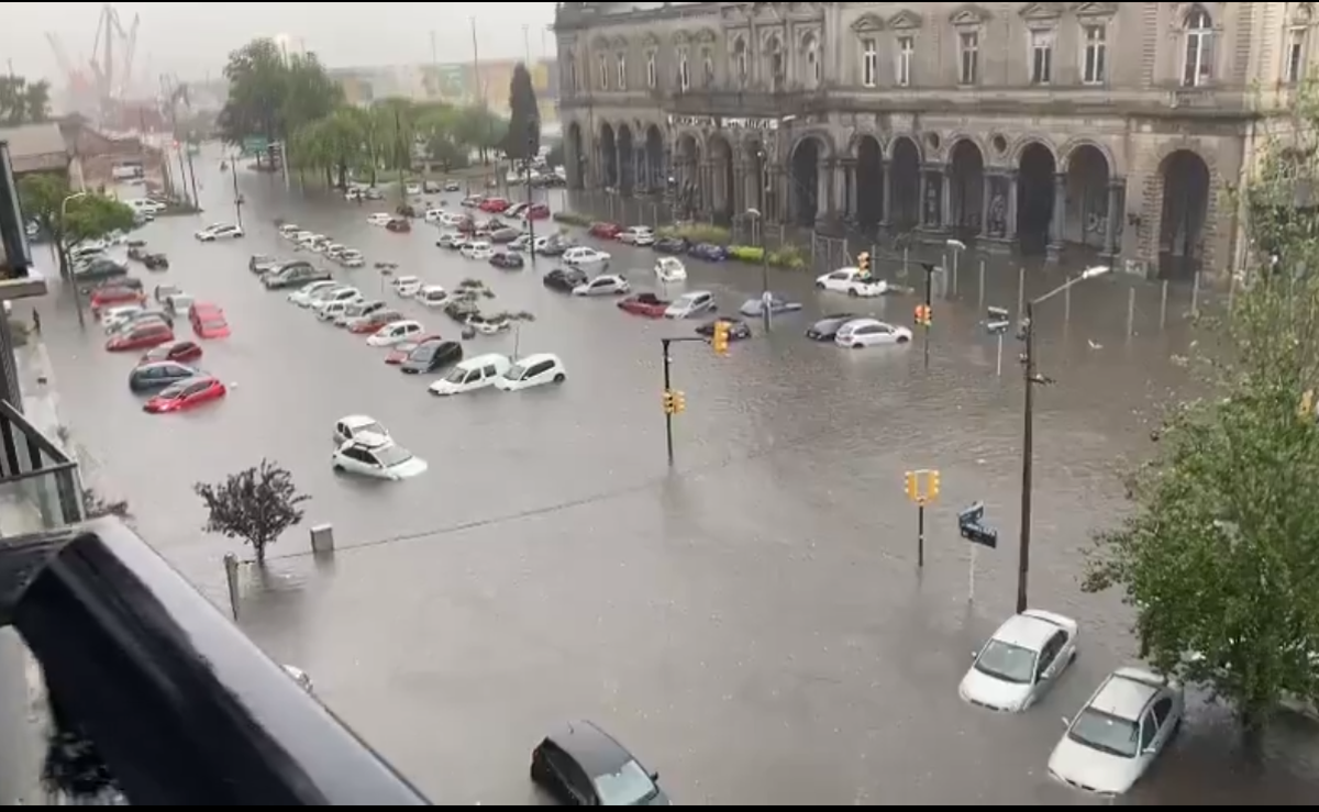 La intensa lluvia inundó amplias zonas de Montevideo.