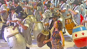 Laura Alonsopérez en el desfile inaugural de Carnaval junto a la comparsa inclusiva Balelé.