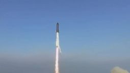 altText(Starship explota durante su primer vuelo de prueba )}