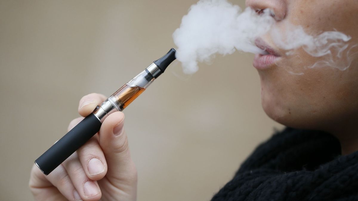 Senadores oficialistas proponen eliminar impuesto a cigarrillos electrónicos y otros dispositivos.