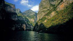 altText(¿Qué secretos se ocultan en las profundidades de un río?)}