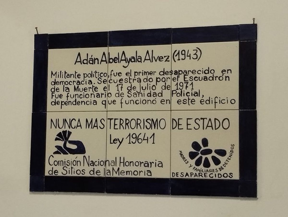 Placa de la memoria que recuerda a Abel Ayala.