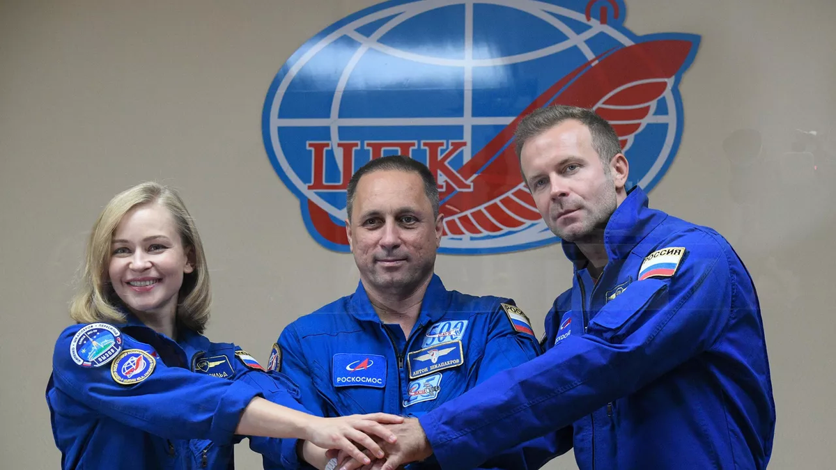Actores en el espacio para filmar la primera película fuera de la Tierra.