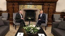 altText(Macri recibió a Alberto Fernández en la Casa Rosada)}