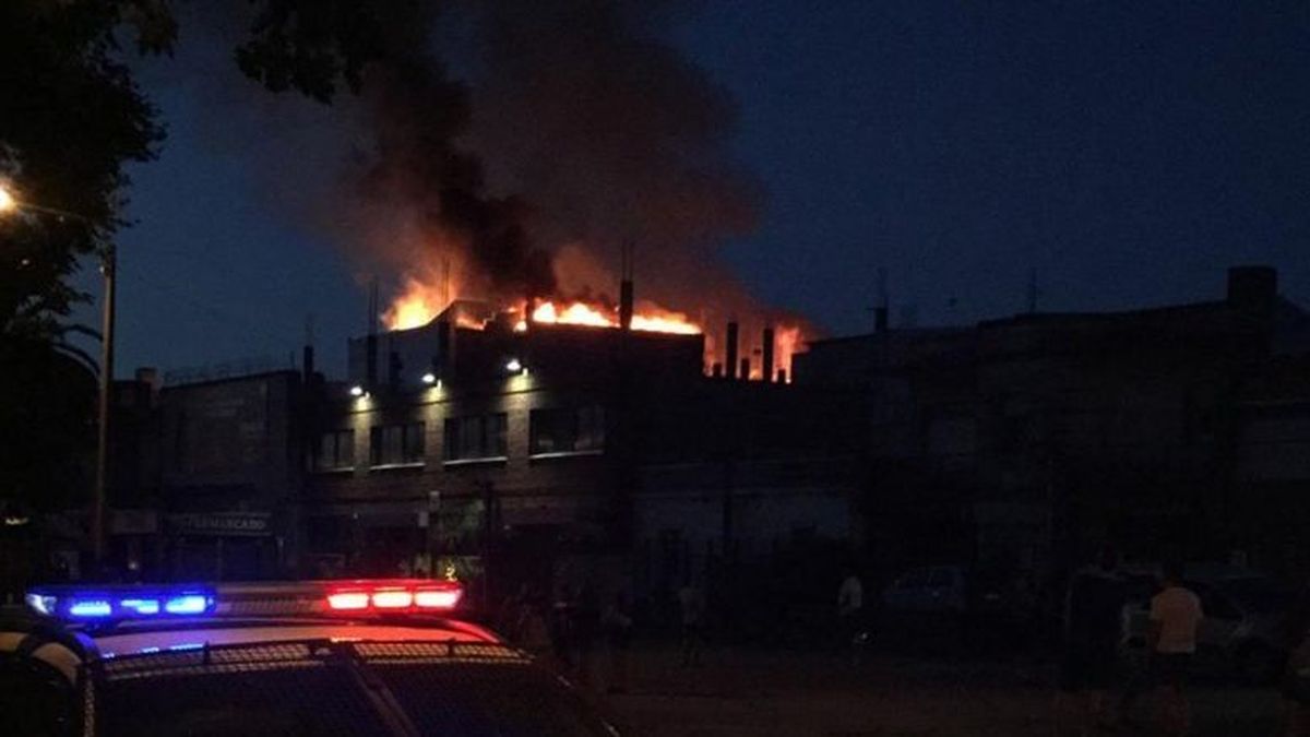 Incendio con explosiones en supermercado dejó pérdidas totales
