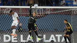 altText(Peñarol y un arco que pesa una tonelada)}