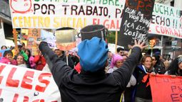 altText(Coordinadora de ollas populares se moviliza frente al Mides)}