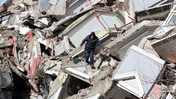 Los muertos por los terremotos en Turquía y Siria superan los 38.000.