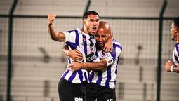 altText(Fénix goleó a Atenas y definirá el Torneo Competencia)}