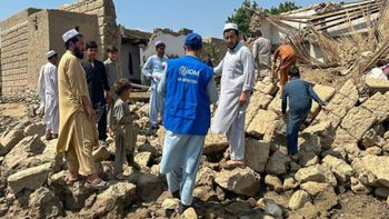 Más de 800 muertos y miles de heridos en Afganistán tras un devastador terremoto